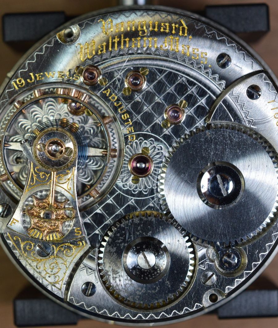 Mechanizm zegarka z widocznymi kołami i kamieniami