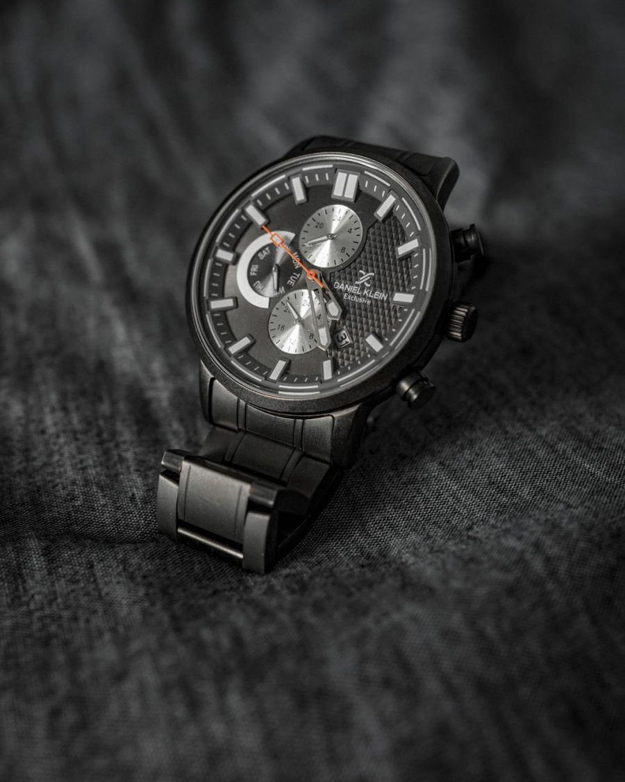 Czarny chronograf na bransolecie