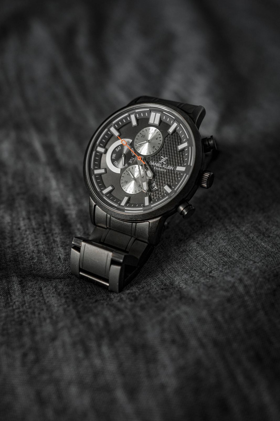 Czarny chronograf na bransolecie